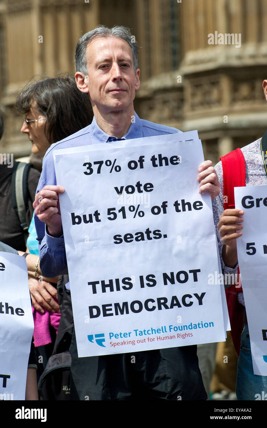 Londra, Regno Unito. 25 Luglio, 2015. Peter Tatchell, civile attivista per i diritti si unisce a centinaia di manifestanti di fronte alla sede del Parlamento a chiamata per il voto La riforma nel Regno Unito. Palloncini sono stati piantati in Palazzo vecchio cortile e poi alcuni sono stati burst a rappresentare ciò che essi sostengono è il carattere abusivo del 'primo passato il post' sistema elettorale. Credito: Pete Maclaine/Alamy Live News Foto Stock