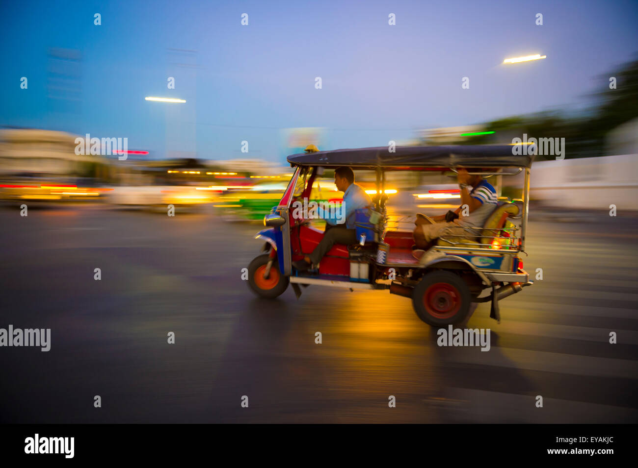 Colorato di tuk-tuk taxi esegue lo zoom in un inizio serata blur a Bangkok, in Thailandia Foto Stock