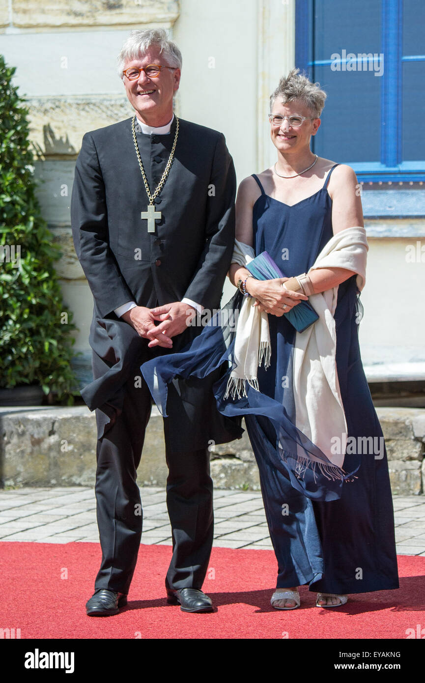 Bayreuth, Germania. Xxv Luglio, 2015. Protestante vescovo regionale (Evangelischer Landesbischof) Heinrich Bedford-Strohm e sua moglie Deborah arrivare per la apertura della 104th Bayreuth Festival di Bayreuth, Germania, 25 luglio 2015. Il festival di Richard Wagner corre fino al 28 agosto. Foto: TOBIAS HASE/DPA/Alamy Live News Foto Stock