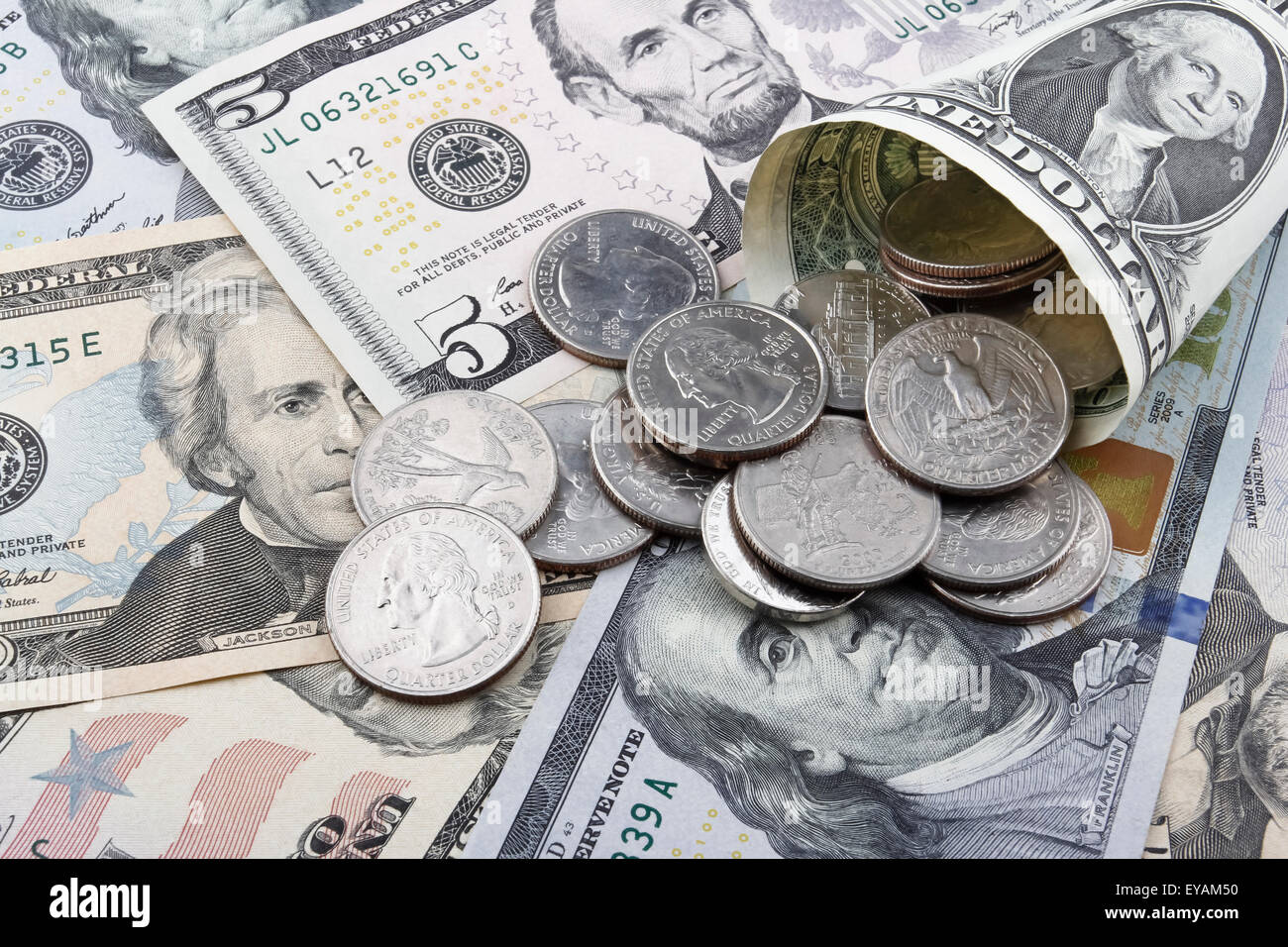 US Dollar le banconote e le monete in euro, con focus su un quarto di dollaro moneta. Foto Stock