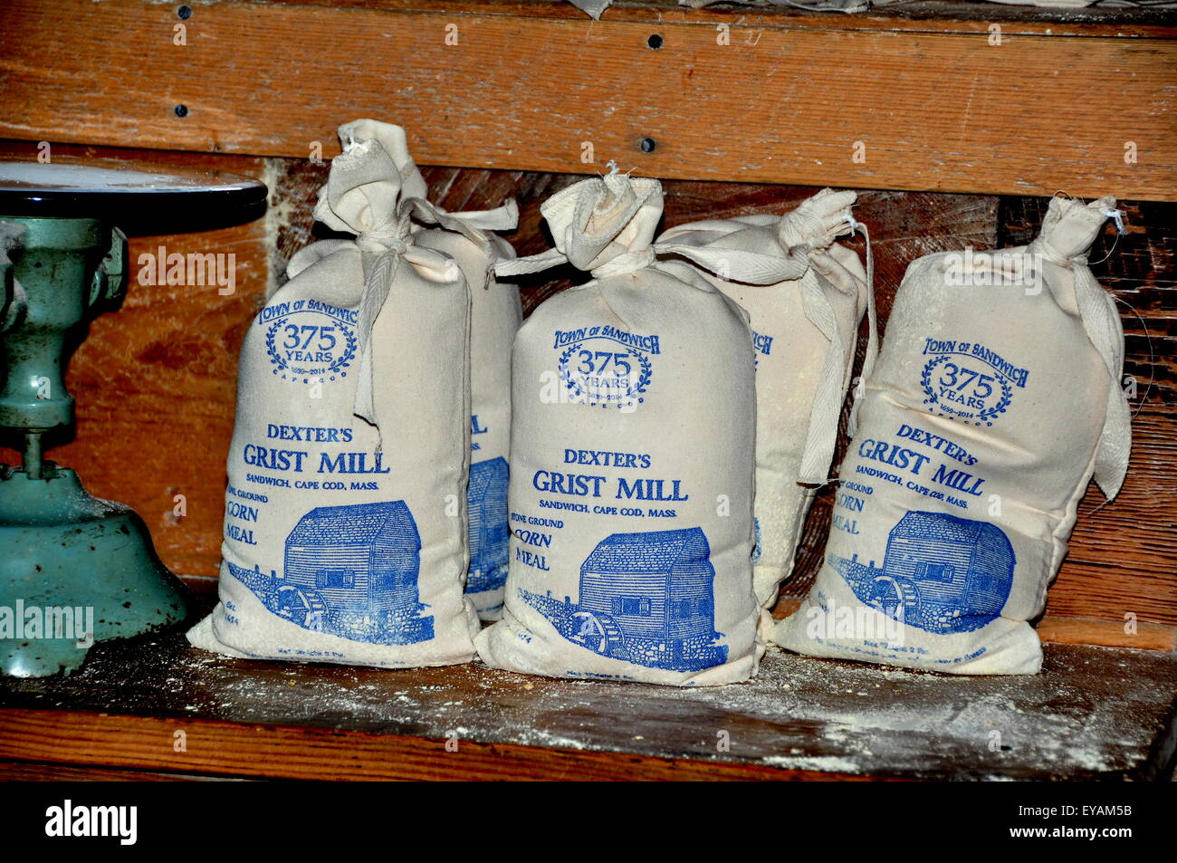 Sandwich, Massachusetts: Sacchetti della macina a pietra farina di mais vengono venduti a 1636 del Dexter Grist Mill a Cape Cod Foto Stock