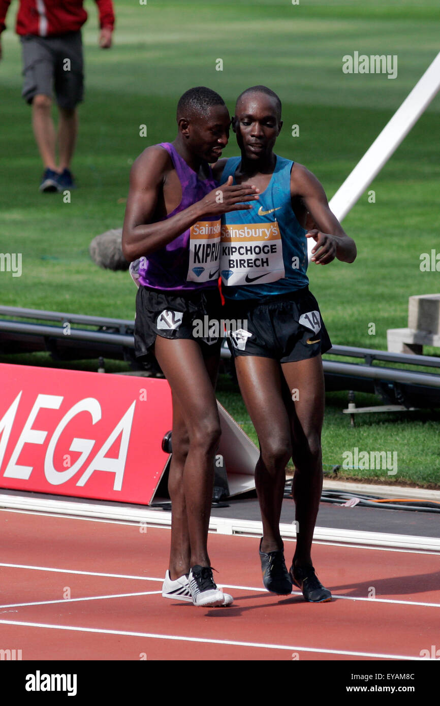 Londra, Regno Unito. Xxv Luglio, 2015. durante il giorno due di Sainsbury's Anniversario giochi presso la Queen Elizabeth Olympic Park sabato il 25 di luglio 2015Conseslus Kipruto (KEN) (sinistra) vince la mens 3000m Siepi durante il giorno due di Sainsbury's Anniversario giochi presso la Queen Elizabeth Olympic Park sabato il 25 di luglio 2015 Credit: Dan Cooke/Alamy Live News Foto Stock