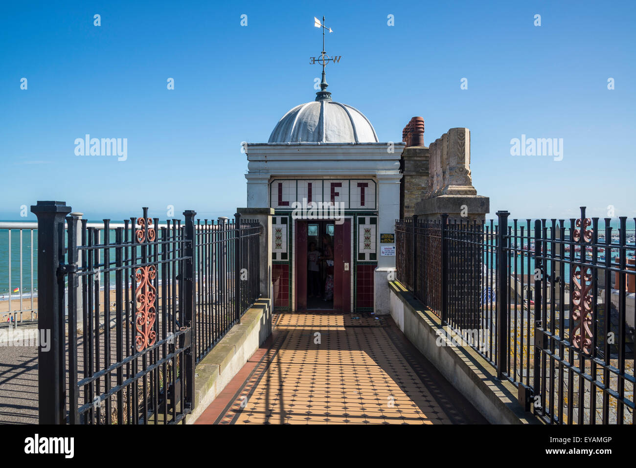 Ascensore per la spiaggia, Victoria Parade, Ramsgate Kent, England, Regno Unito Foto Stock