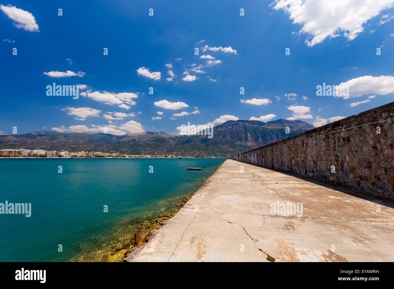 Lato lungo strada sul mare contro un cielo blu e nuvole in Grecia Foto Stock