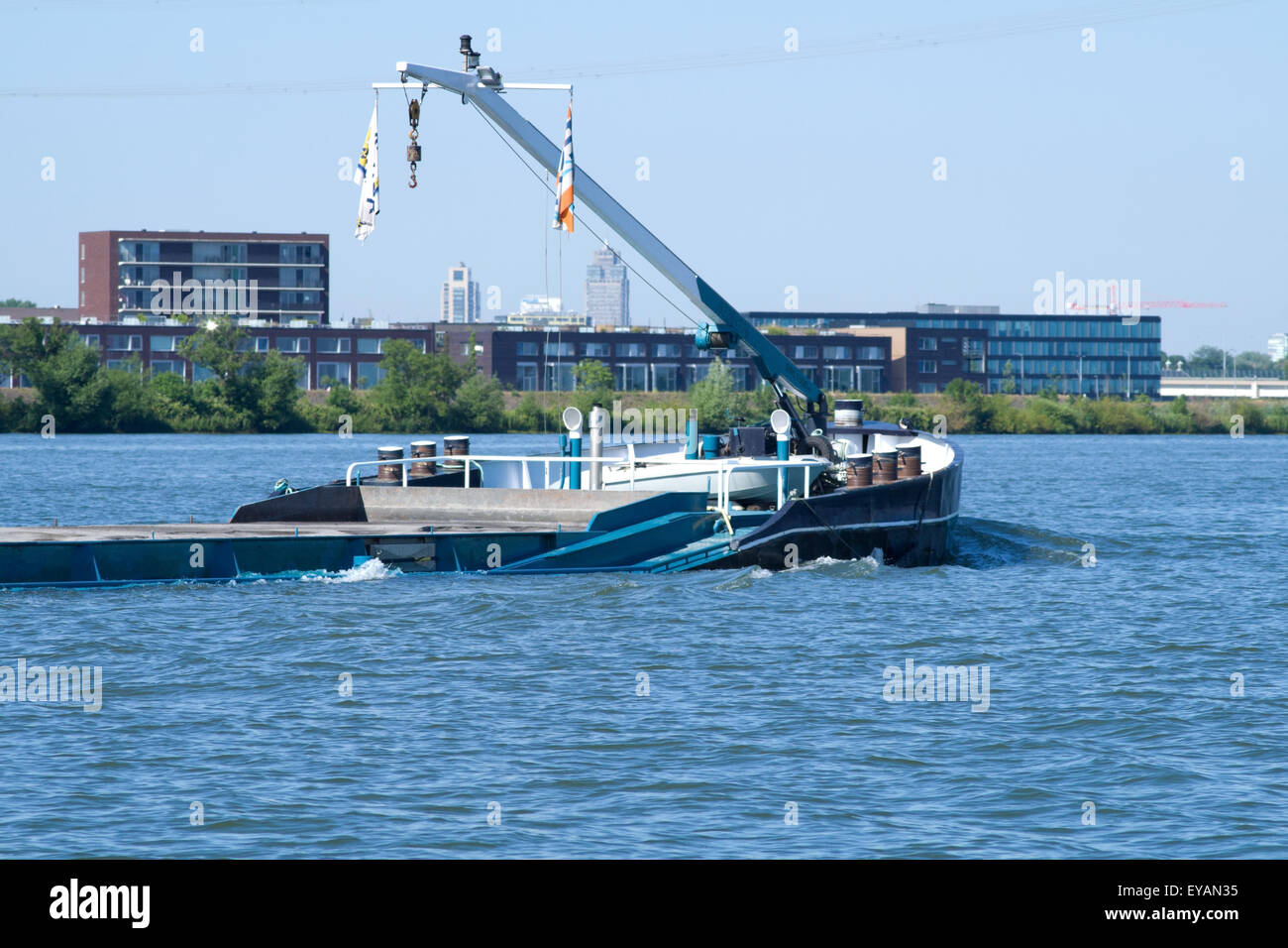 Una tipica chiatta olandese con banchi sommersi naviga il centro di Amsterdam Foto Stock