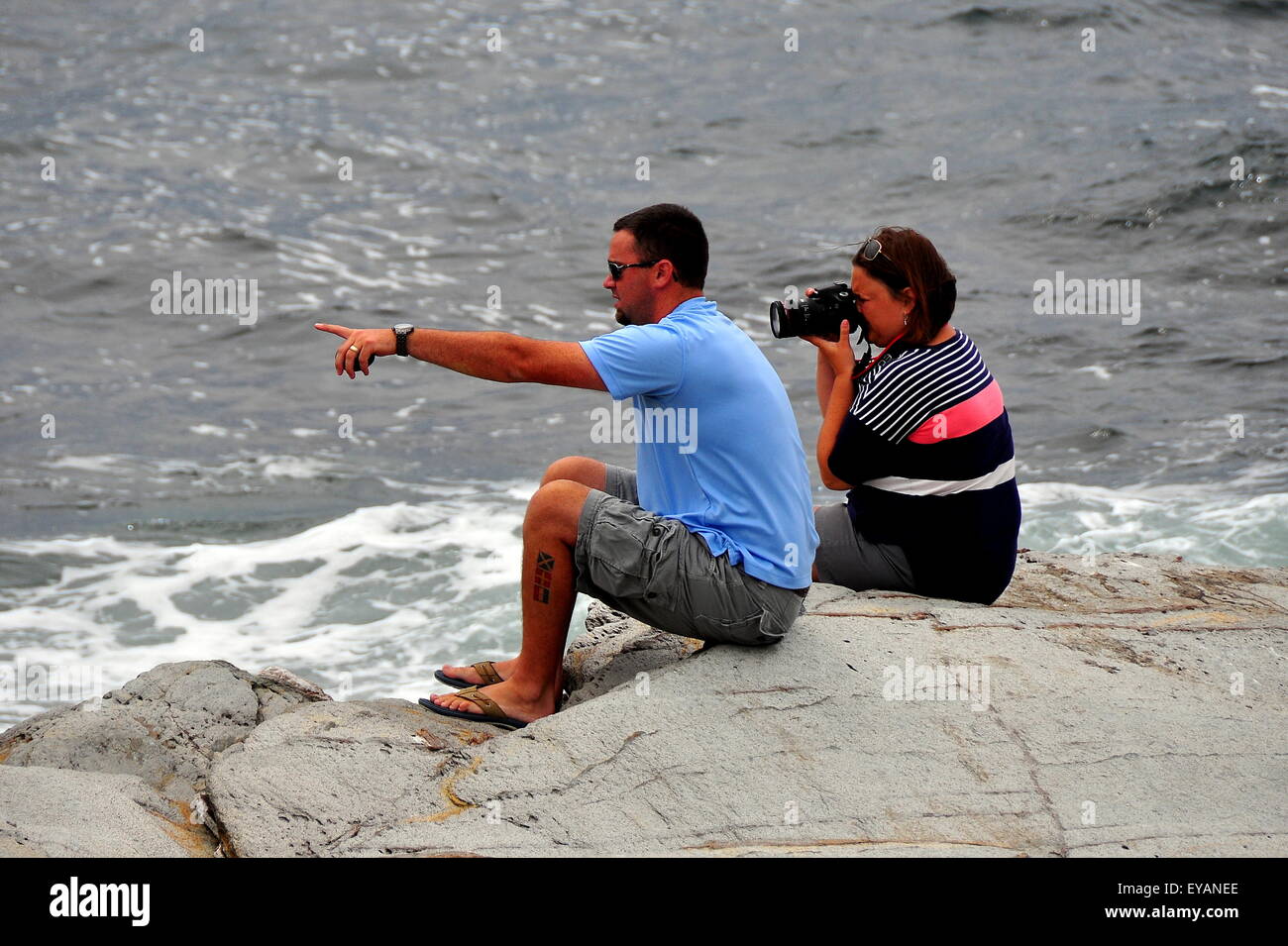 Jamestown, Rhode Island: l uomo e la donna seduta sulla costa rocciosa a coda di castoro parco dello stato su Conanicut Island * Foto Stock