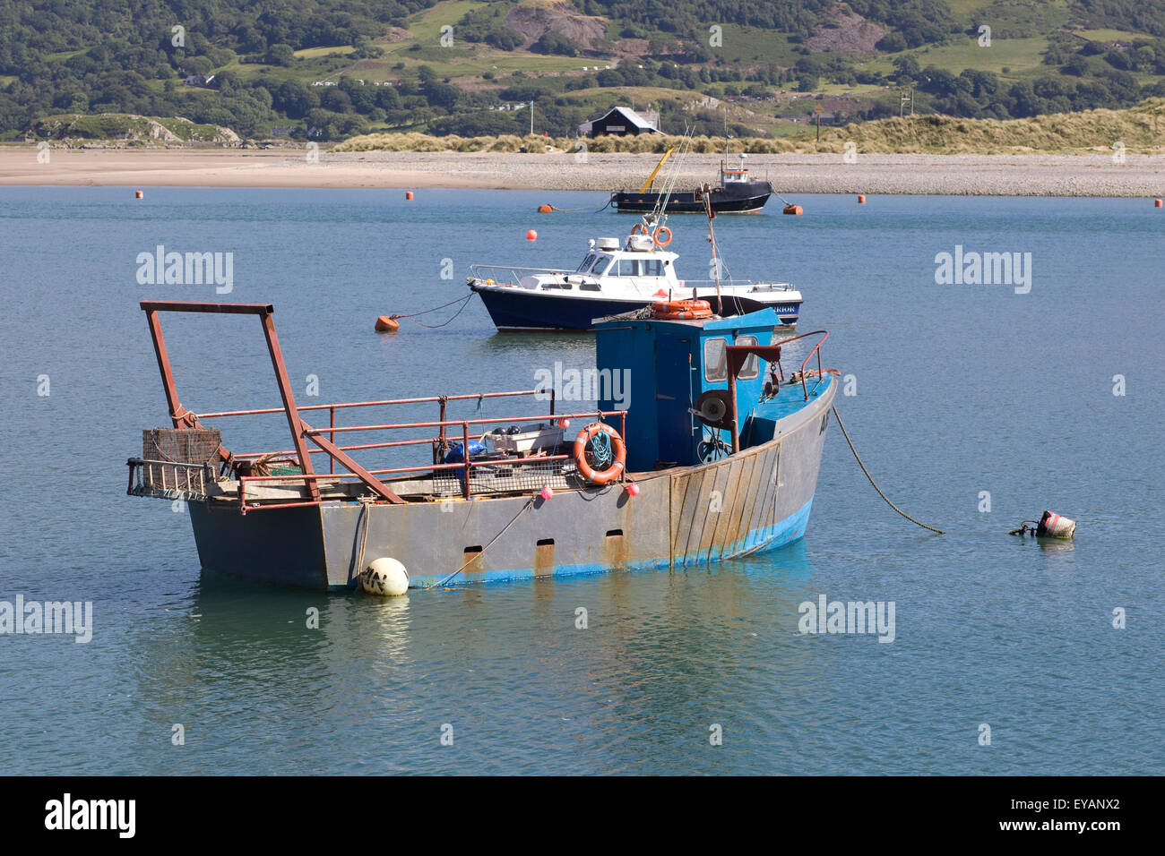 Peschereccio ancorato nell'oceano Foto Stock