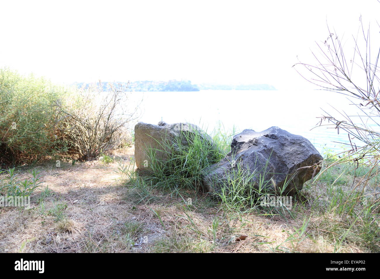 Le rocce in primo piano il lago Albano, in provincia di Roma, Italia. Foto Stock