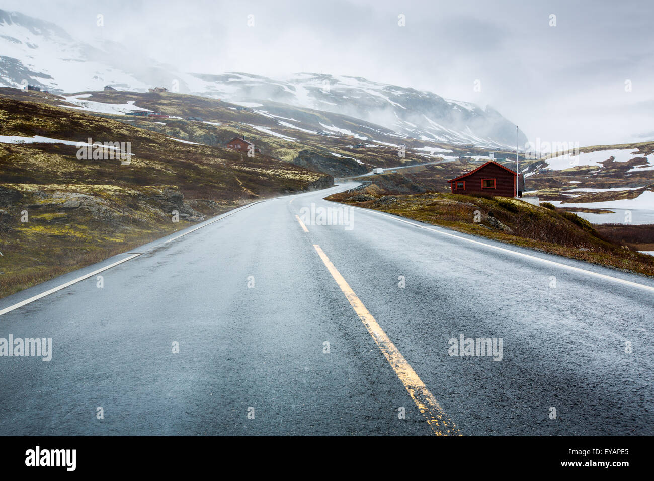 Strada di Montagna in Norvegia, intorno la nebbia e neve. Foto Stock