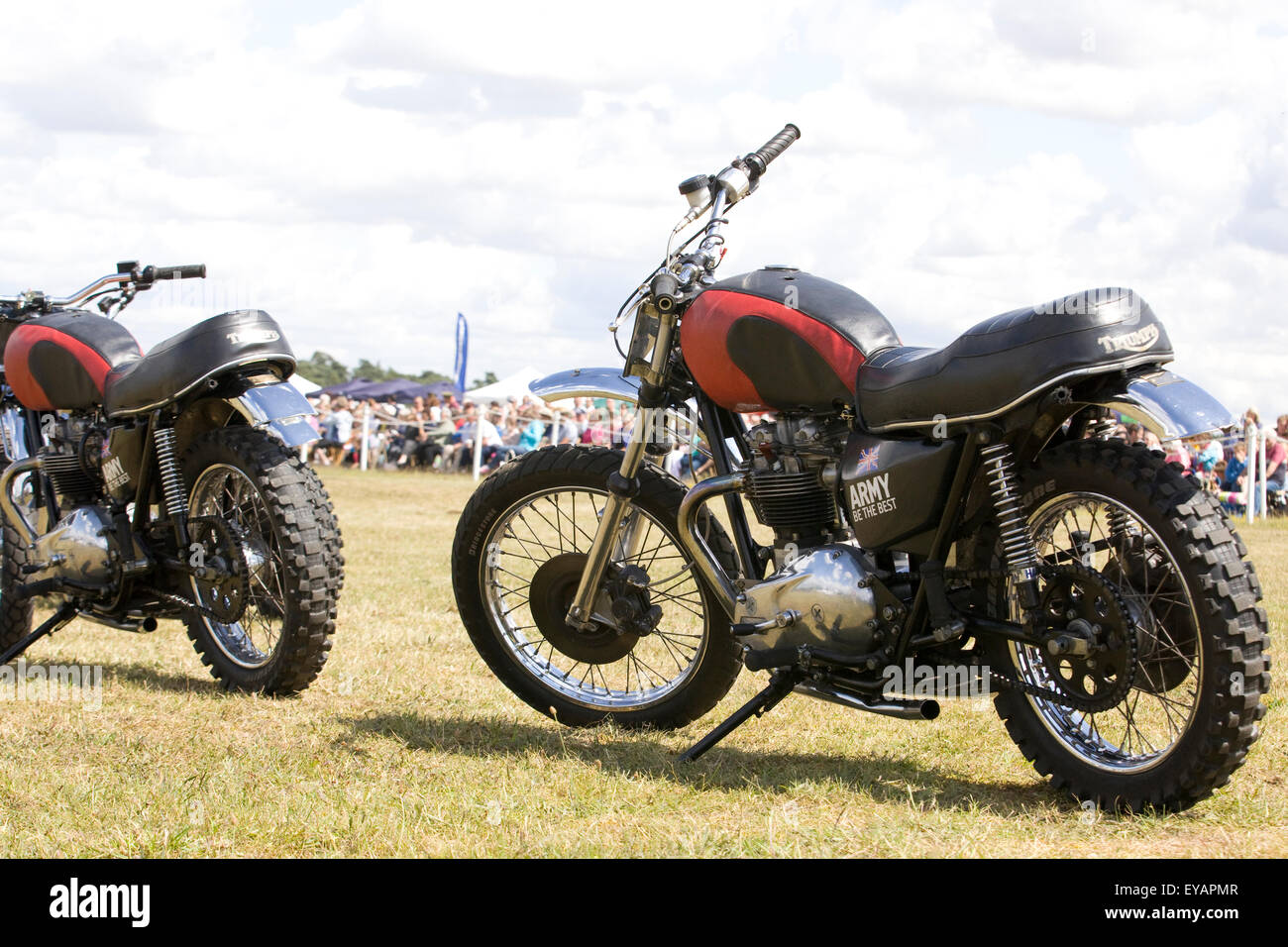 Royal corps di segnali casco bianco moto team display 750 cc trionfo TR7V Tiger motocicli Foto Stock