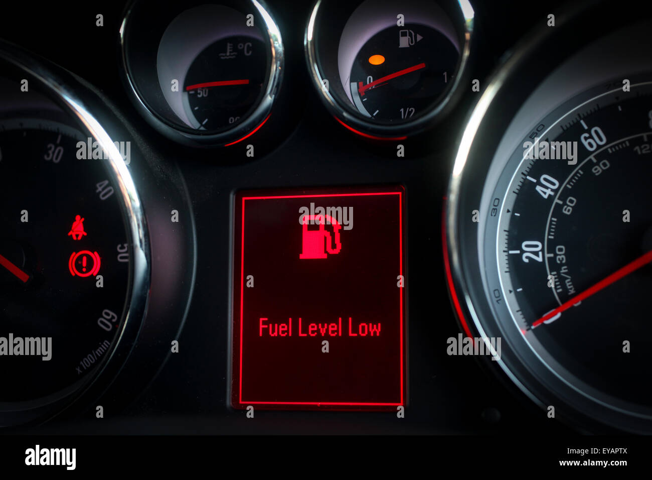 Spia riserva carburante visualizzato sul cruscotto di un'automobile Foto Stock