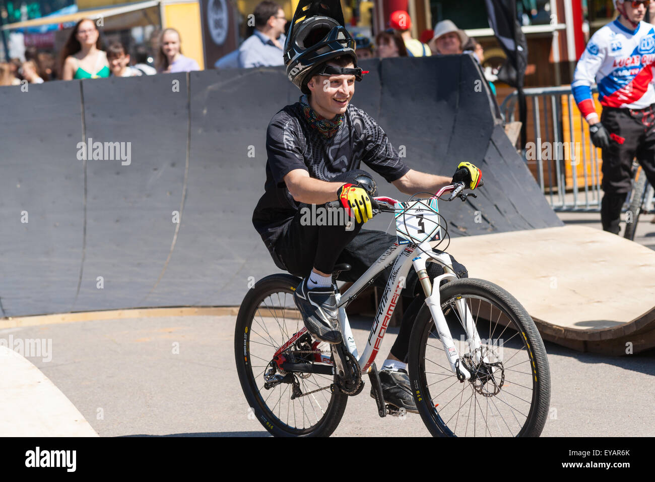 Mosca, Russia. Xxv Luglio, 2015. Città di Mosca Giochi Sport 2015 festival ha avuto luogo presso la Olympic Sport Luzhniky complessi della città di Mosca. I ciclisti non identificato su una pista ciclabile. Credito: Alex Immagini/Alamy Live News Foto Stock