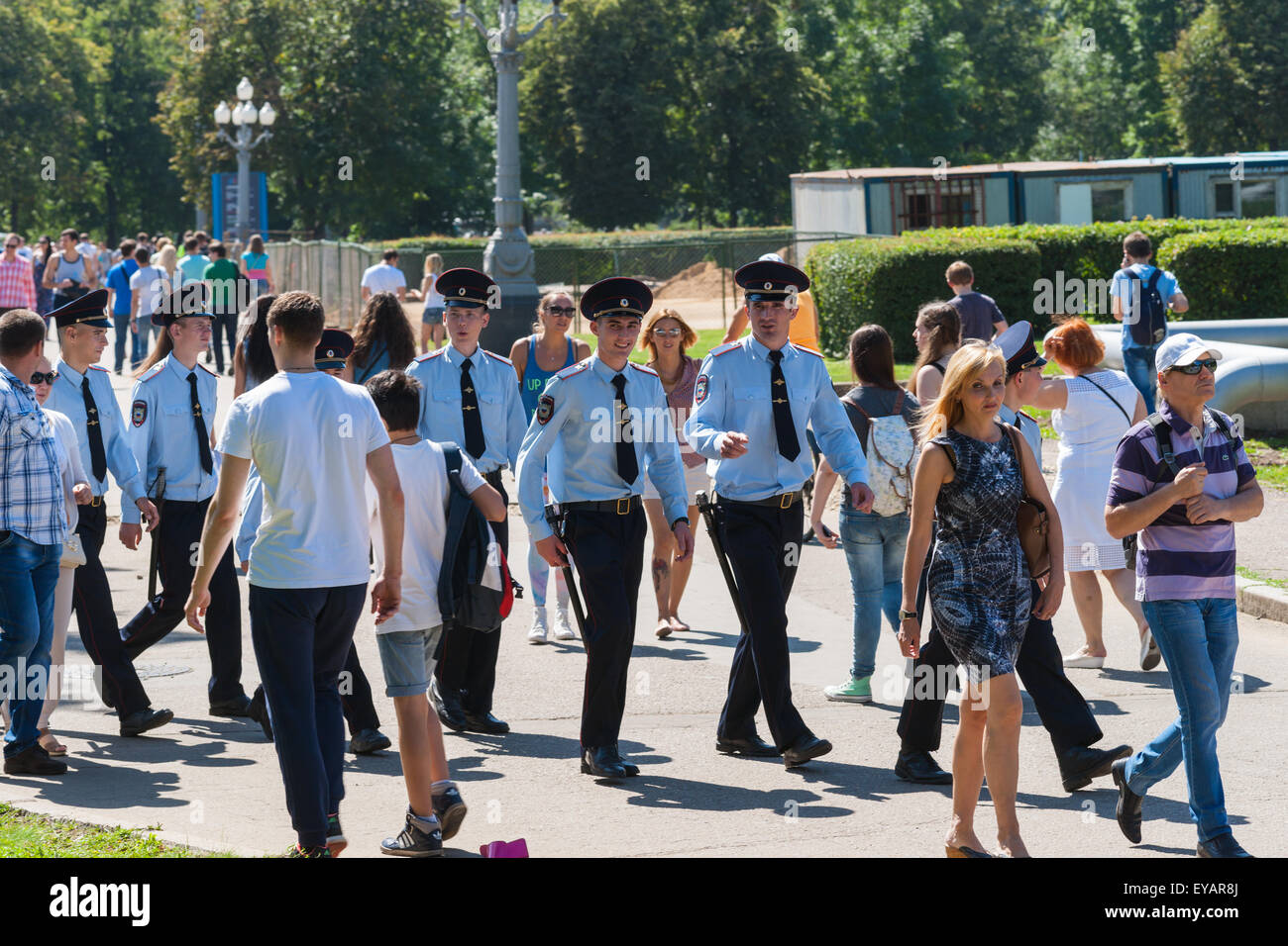 Mosca, Russia. Xxv Luglio, 2015. Città di Mosca Giochi Sport 2015 festival ha avuto luogo presso la Olympic Sport Luzhniky complessi della città di Mosca. Gli ufficiali di polizia andare a modificare i loro compagni di turno presso il festival evento. Per servire e proteggere. Credito: Alex Immagini/Alamy Live News Foto Stock