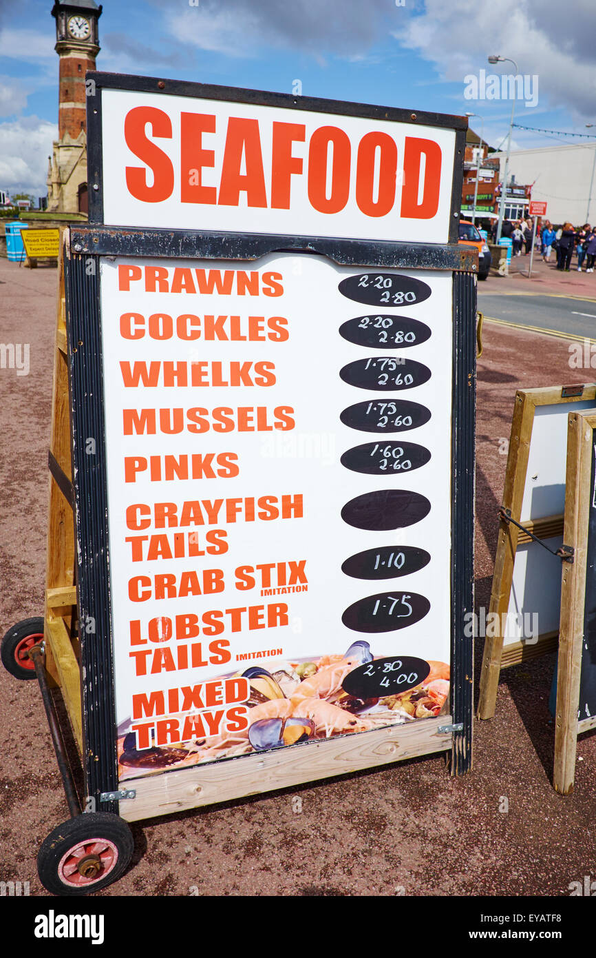 Menu di pesce Board fuori uno stallo lungo la Promenade Skegness Lincolnshire UK Foto Stock