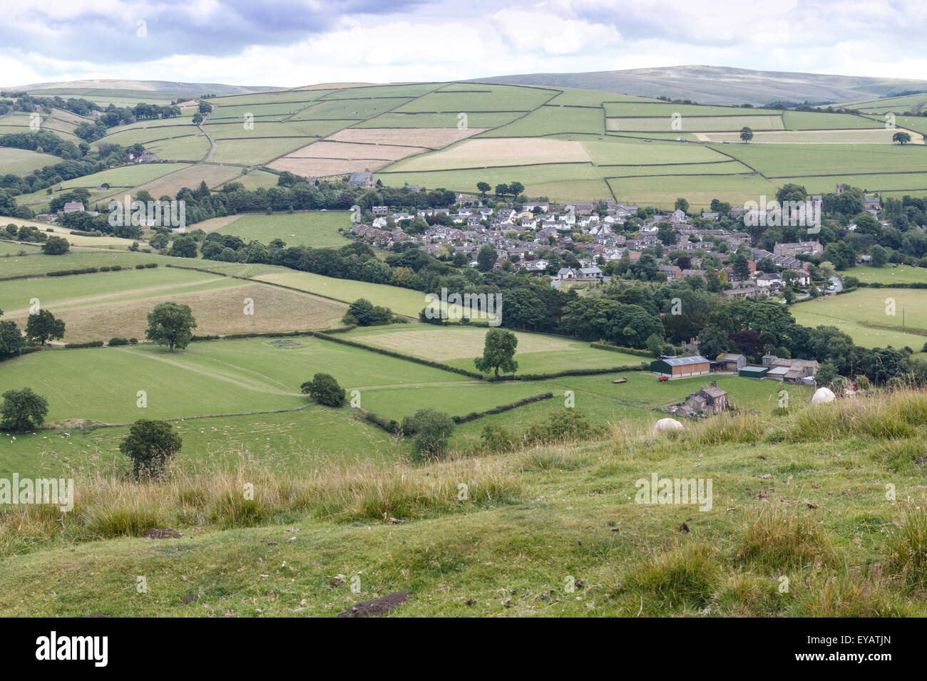 Shining Tor e il Peak District mori sopra il villaggio di Rainow sul bordo del Cheshire Plain Foto Stock