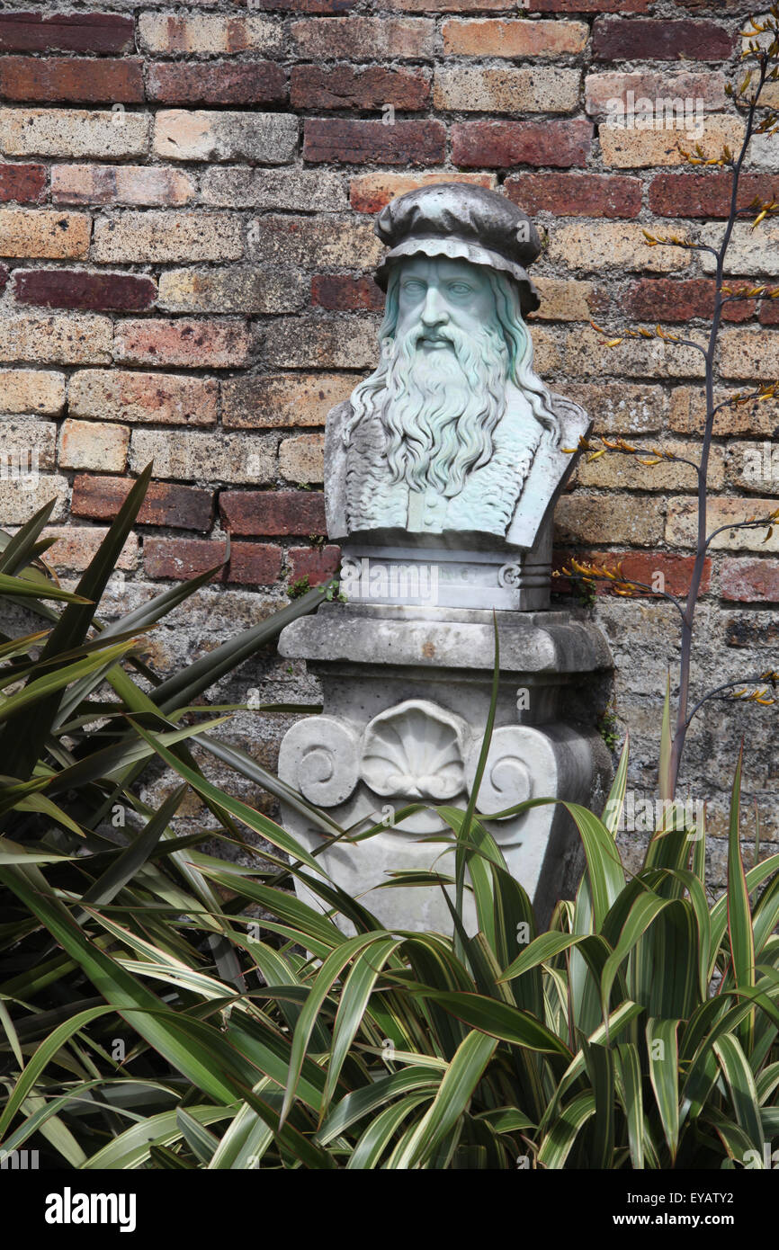 Statua di Leonardo da Vinci nei giardini di al Powerscourt House nella Contea di Wicklow Foto Stock