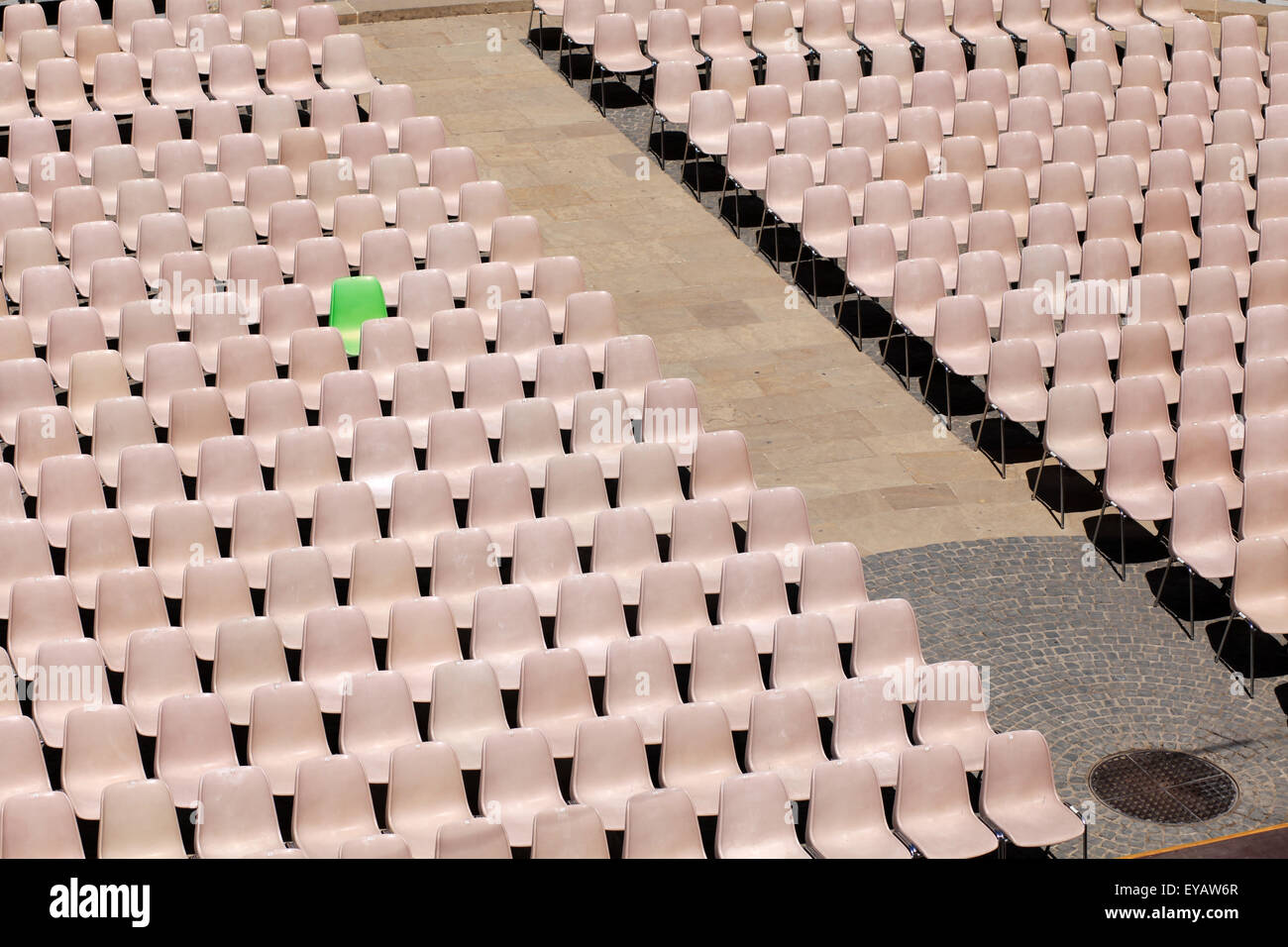 Il verde sedia V.I.P, molti luce rosa sedie allineate per il concerto, parola o altro evento Foto Stock