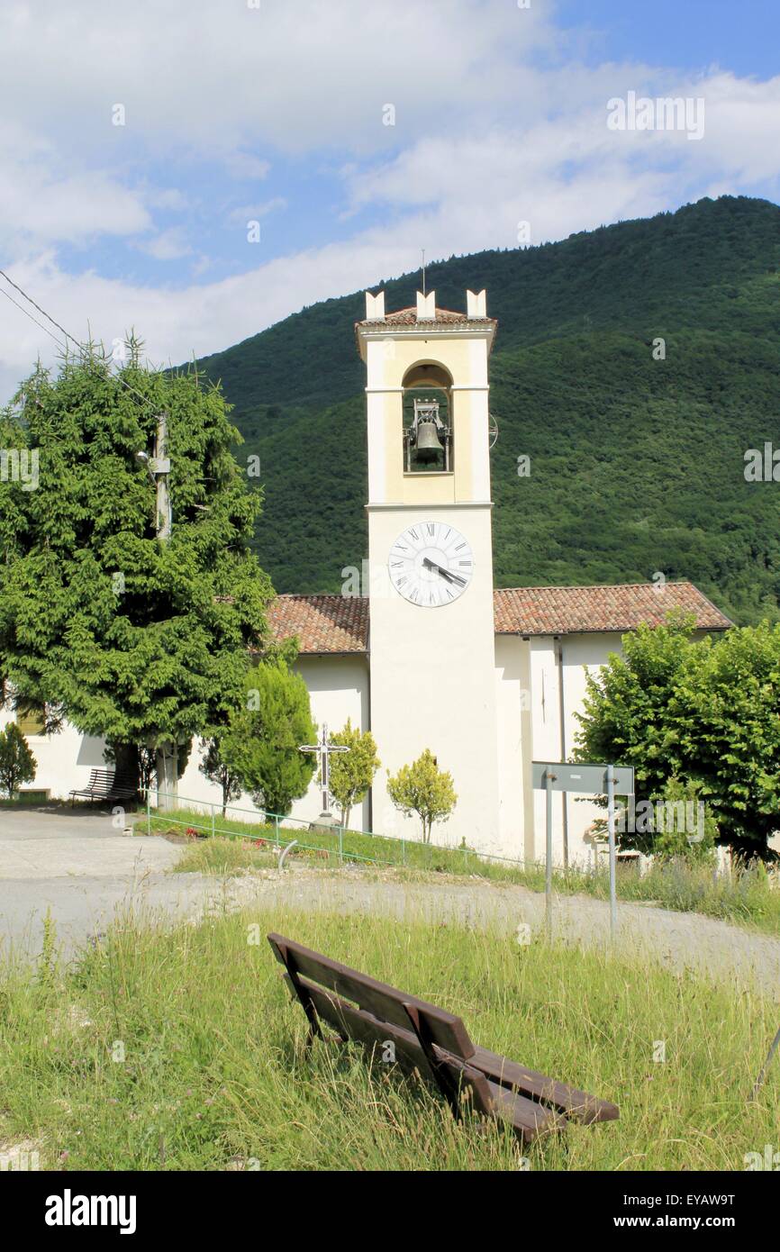 Piccola chiesa con campanile in Costa Gargnano in nord Italia Foto Stock