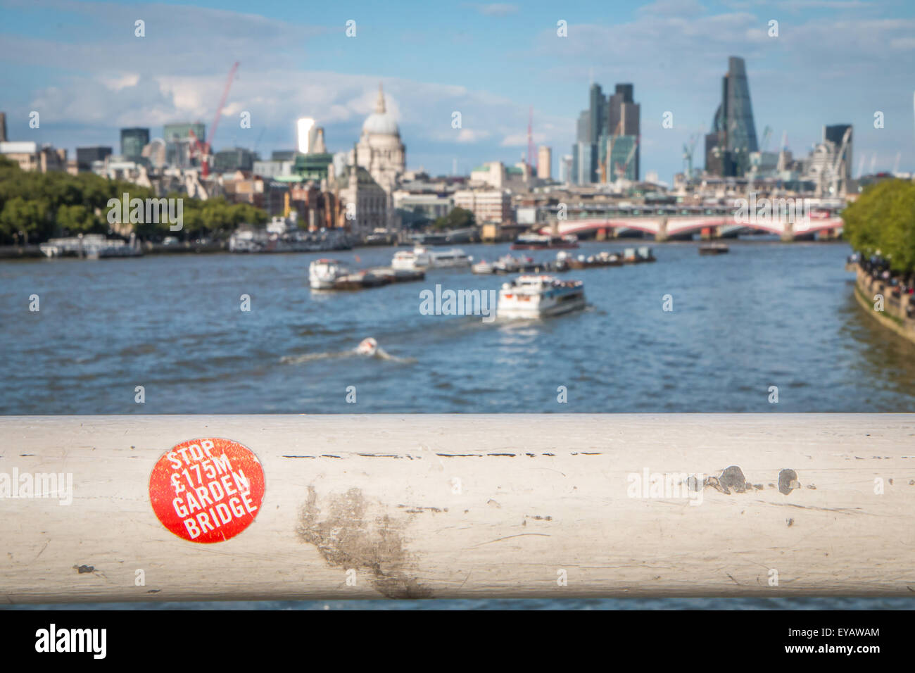 Adesivo contro il progetto di ponte di giardino con vista fiume Foto Stock