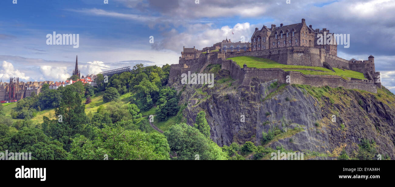 L'iconico Castello di Edimburgo con un cielo spettacolare, la Città Vecchia, la Scozia - sito patrimonio dell'umanità dell'UNESCO, Regno Unito d'estate, Panorama Foto Stock