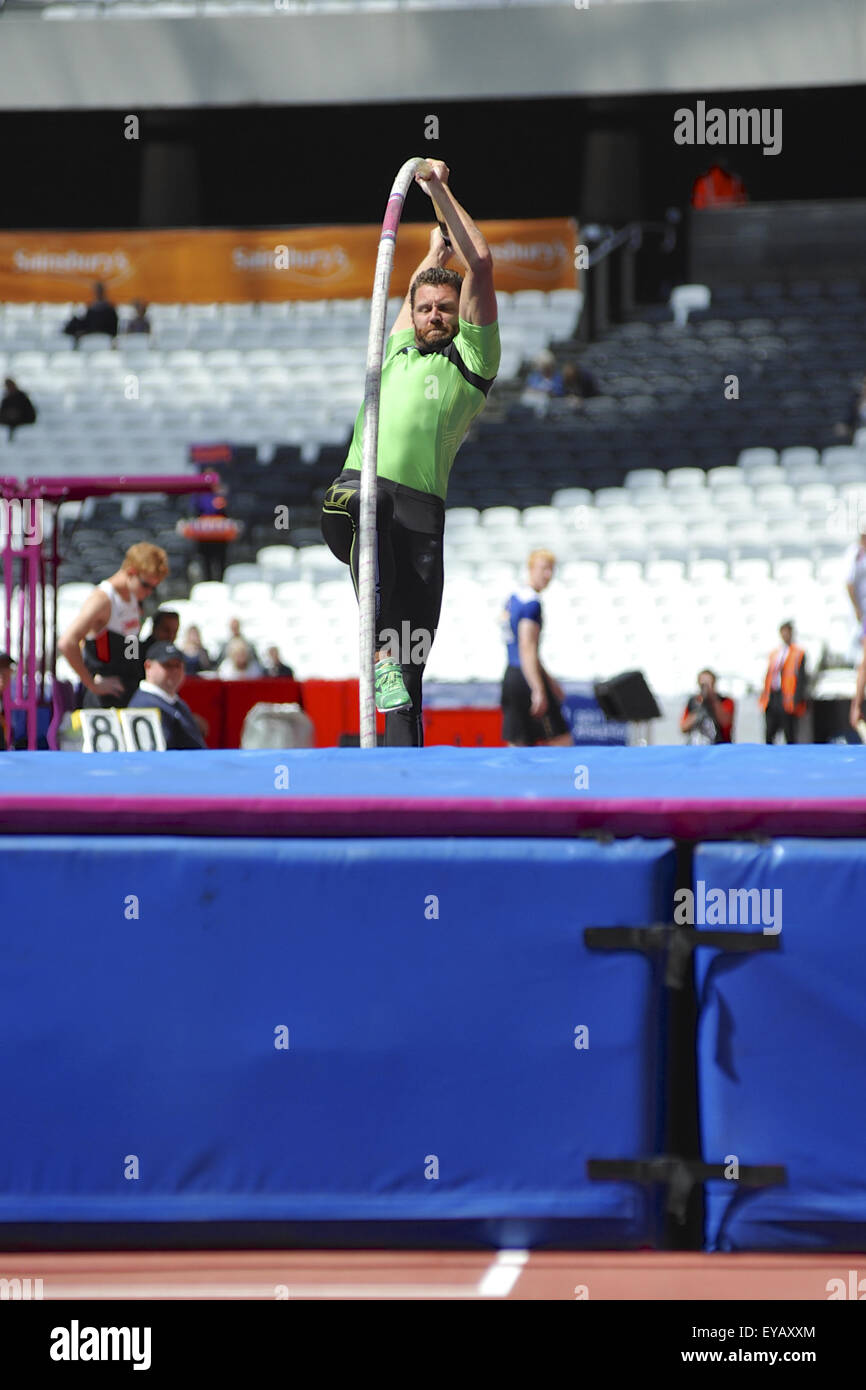 Brad Walker (USA) concorrenti negli uomini della Pole Vault concorrenza, il giorno due del Sainsbury's Anniversario giochi presso la Queen Elizabeth II Olympic Park, Londra. Foto Stock