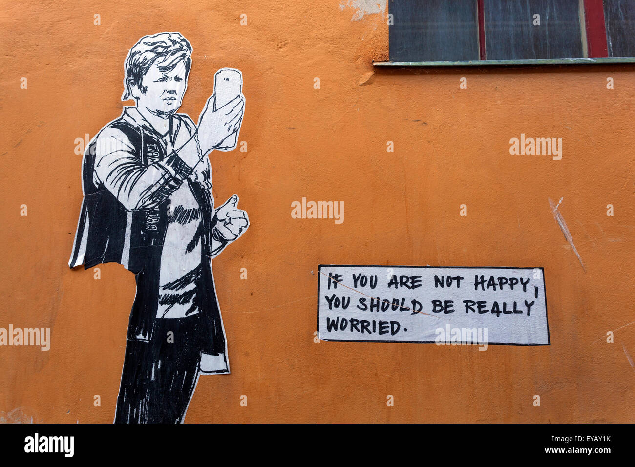 Se Non Siete Felici Dovreste Essere Realmente Preoccupati. Street Art Cesky Krumlov, Repubblica Ceca Foto Stock