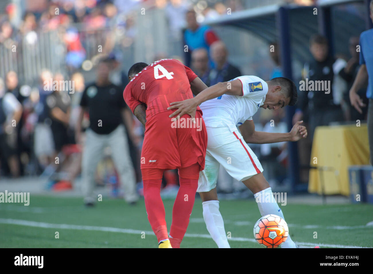 Chester, Pennsylvania, USA. Xxv Luglio, 2015. USA player Clint Dempsey(8) in azione contro PANAMA player ALFREDO STEPHENS, (4) In terzo luogo match che è stato giocato al PPL Park di Chester Pa (credito Immagine: © Ricky Fitchett via ZUMA filo) Foto Stock