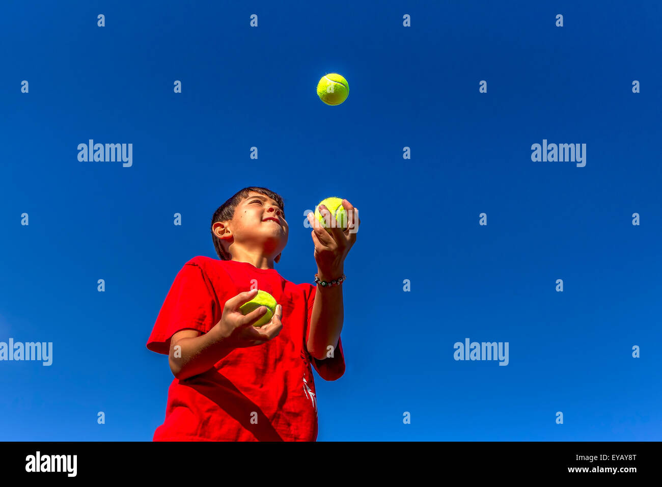 Ragazzo giovane giocola palle. Foto Stock