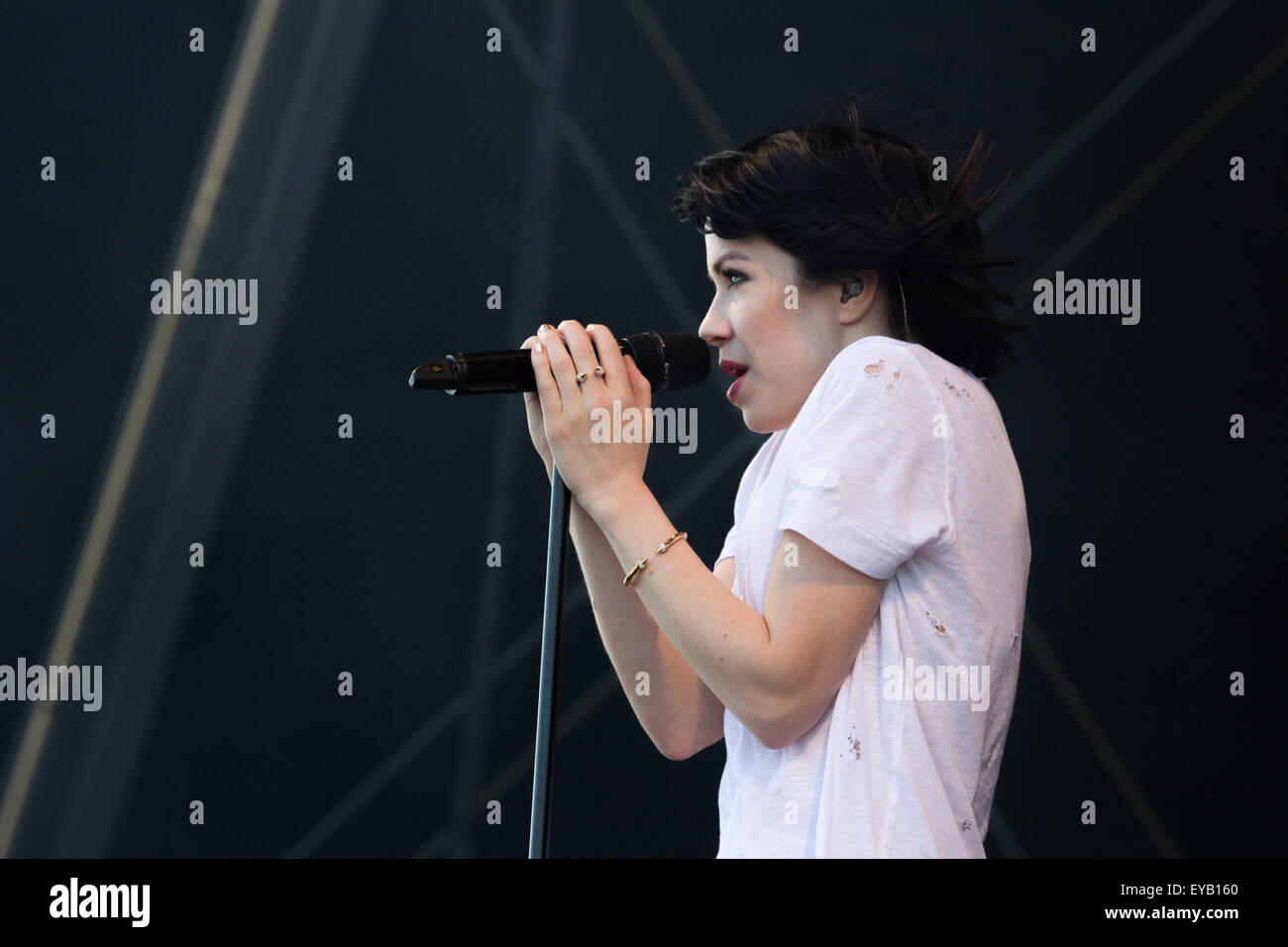 Portsmouth, Regno Unito 25 luglio 2015 Carly Rae Jepsen apre la Waterfront Arena Festival concerto presso la Louis Vuitton America's Cup World Series Credito: Alex Bailey / Alamy Live News Foto Stock