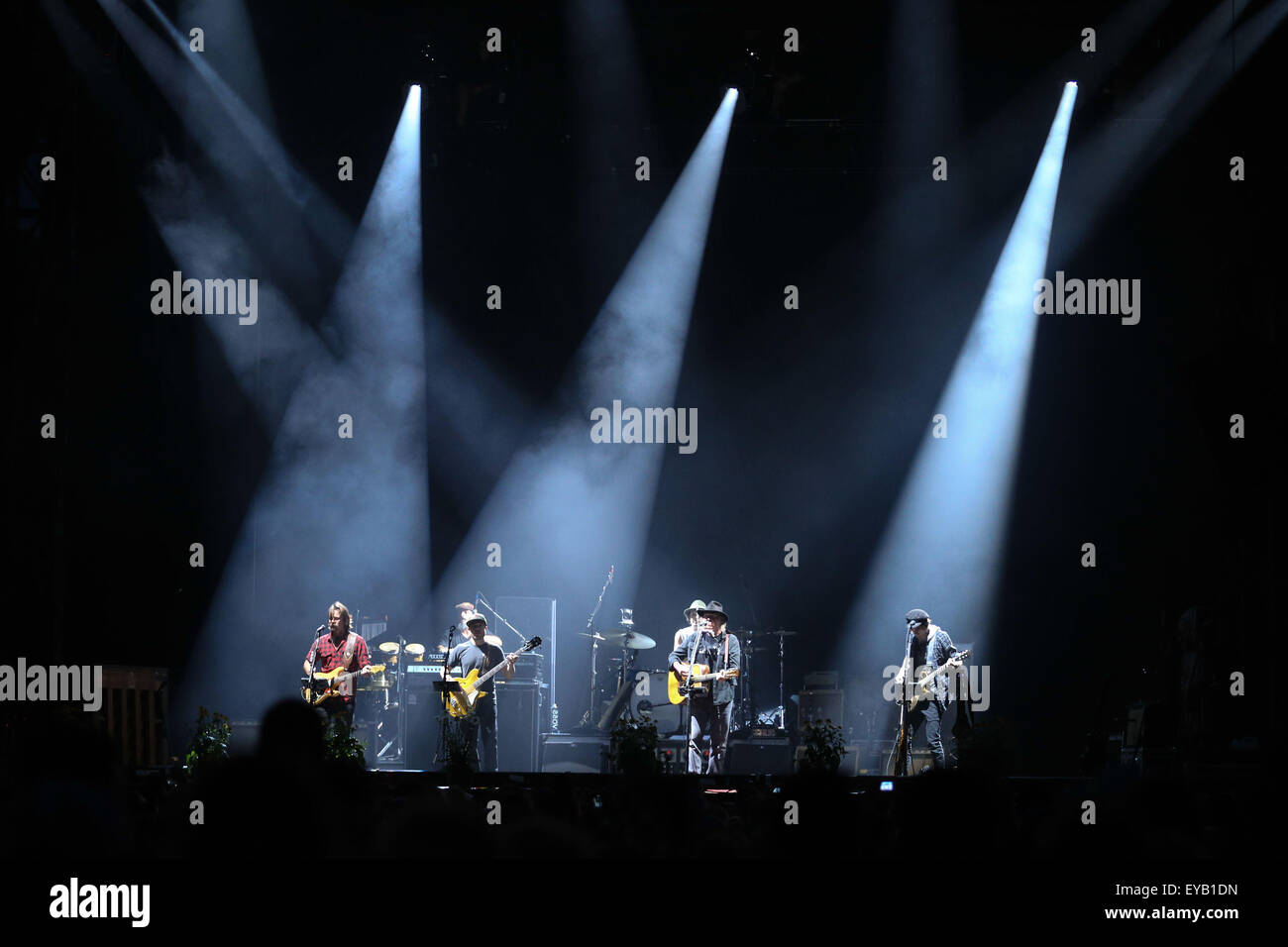 Oro-Medonte, Ontario, Canada. Il 24 luglio 2015. Neil Young e la promessa di un vero e proprio eseguire il Giorno 1 inaugurale della Wayhome Musica e Arts Festival a Burl's Creek caso motivi si trova a nord di Toronto. Credito: EXImages/Alamy Live News Foto Stock