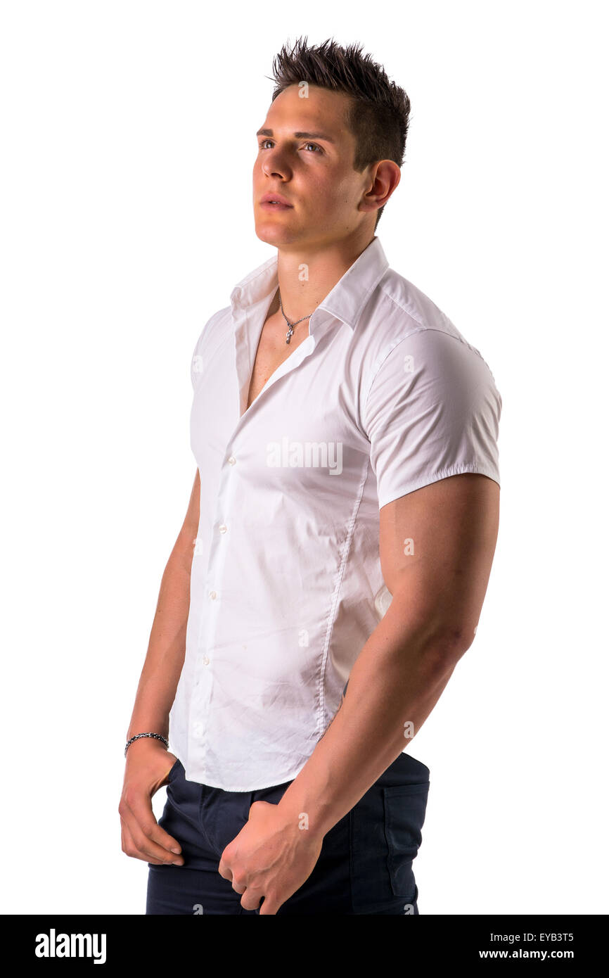 Bel giovane con maglietta elegante, guardando a un lato, isolato su bianco Foto Stock