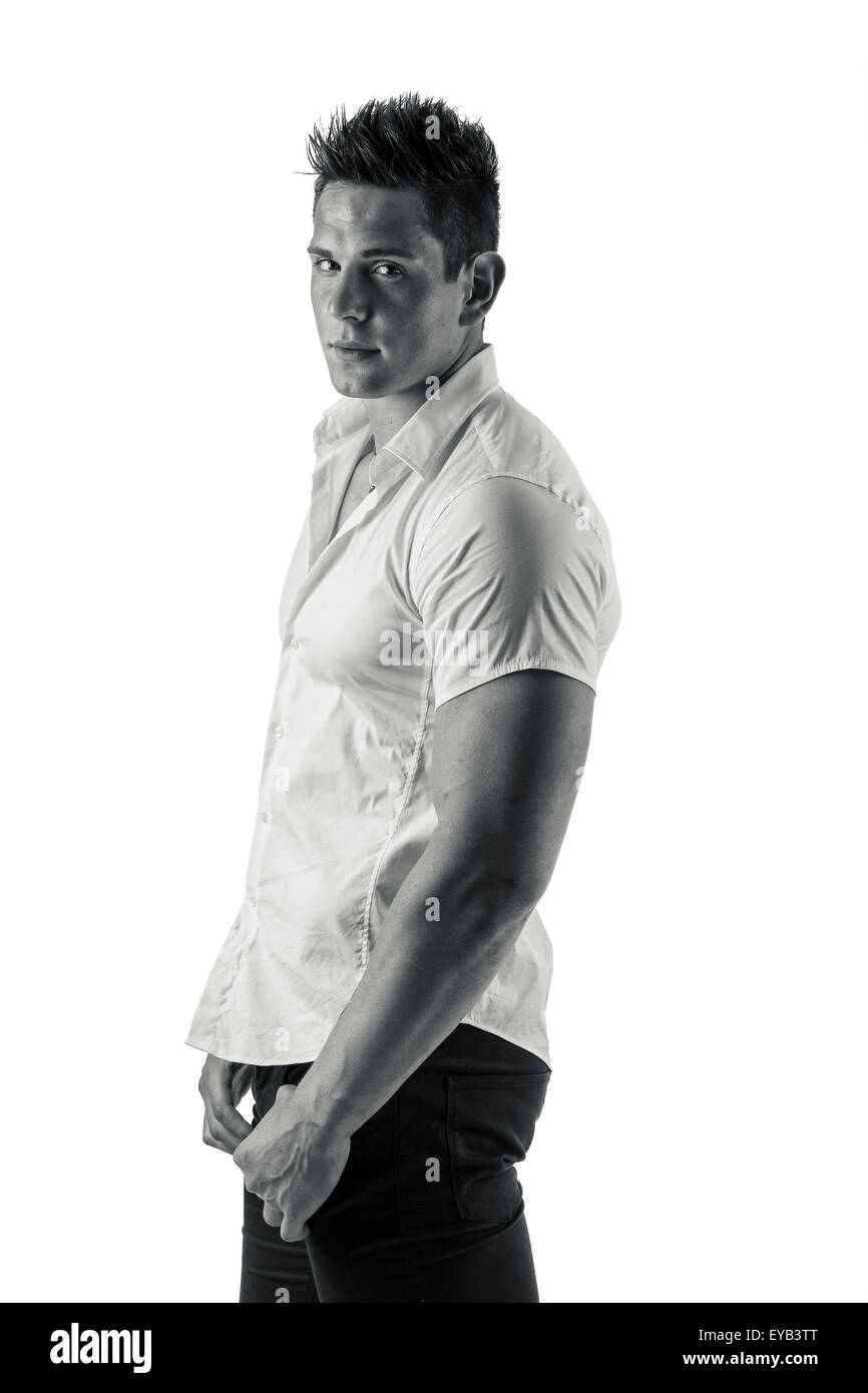 Bel giovane con maglietta elegante, guardando a un lato, isolato su bianco Foto Stock