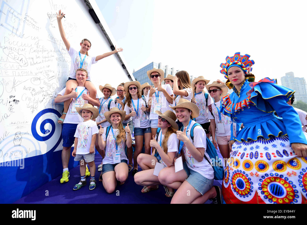 Tianjin, Cina. 26 Luglio, 2015. Gli adolescenti dalla Russia posano per una foto di gruppo durante la cerimonia di apertura del 2015 internazionale di Tianjin culturale giovanile Art Festival di Tianjin, Cina del nord, 26 luglio 2015. Più di duemila ragazzi provenienti da 60 paesi e regioni hanno preso parte al festival che ha dato dei calci a fuori la domenica. © Zhang Chenlin/Xinhua/Alamy Live News Foto Stock