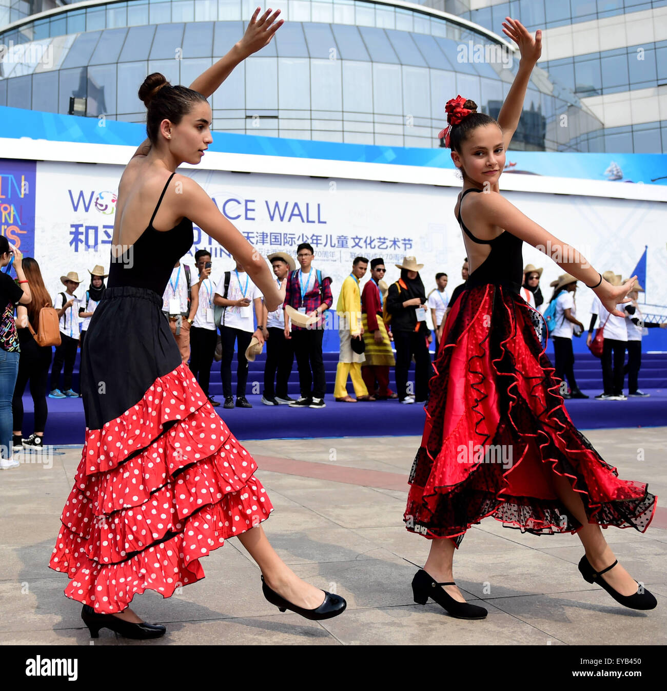 Tianjin, Cina. 26 Luglio, 2015. Ragazze da Israele ballare durante la cerimonia di apertura del 2015 internazionale di Tianjin culturale giovanile Art Festival di Tianjin, Cina del nord, 26 luglio 2015. Più di duemila ragazzi provenienti da 60 paesi e regioni hanno preso parte al festival che ha dato dei calci a fuori la domenica. © Zhang Chenlin/Xinhua/Alamy Live News Foto Stock