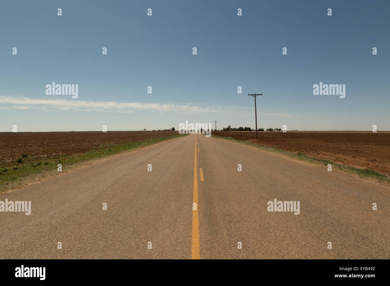 Una fotografia di un tratto rurale di Route 380 nel Texas South Plains, STATI UNITI D'AMERICA. Foto Stock