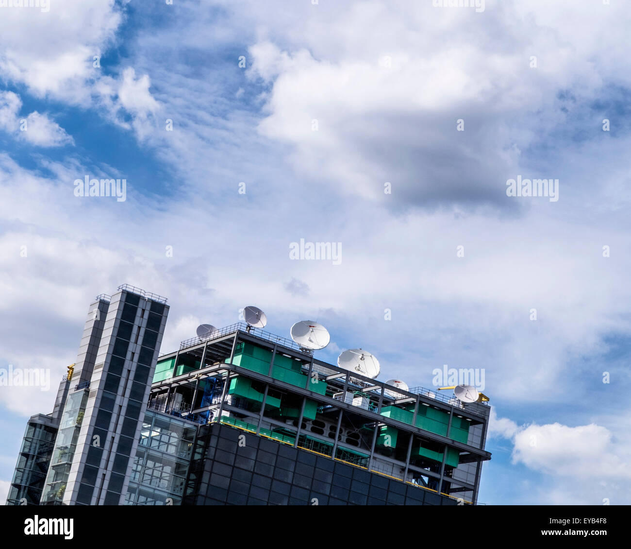 Parabole satellitari sulla parte superiore dell edificio Reuters, Londra Foto Stock