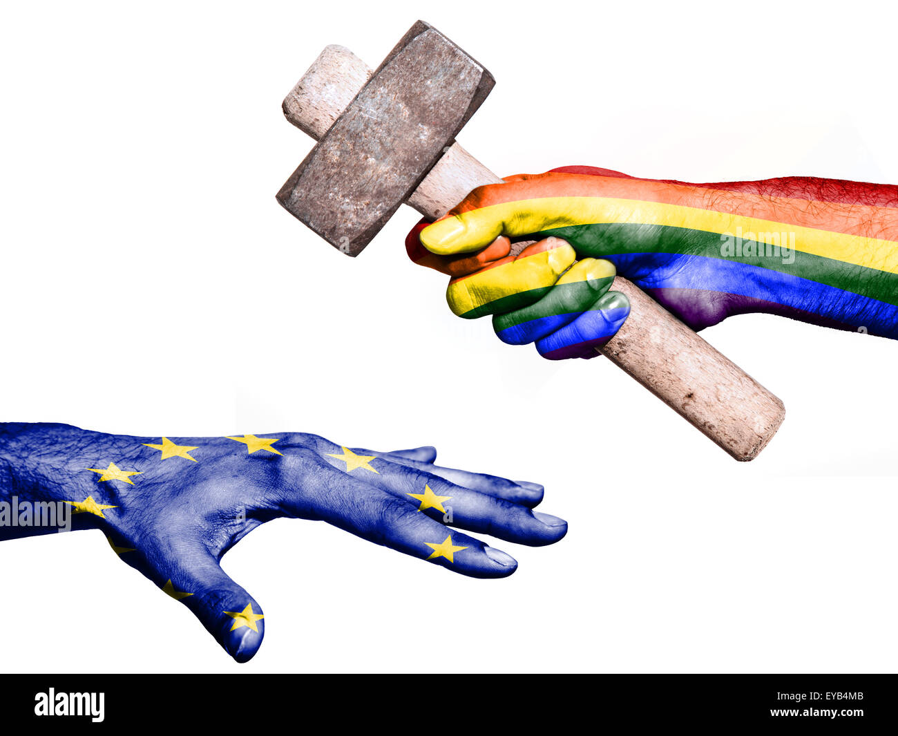 Bandiera della pace sovrastampato su una mano che tiene un martello pesante di colpire una mano che rappresentano l'Unione europea. Immagine concettuale per Foto Stock