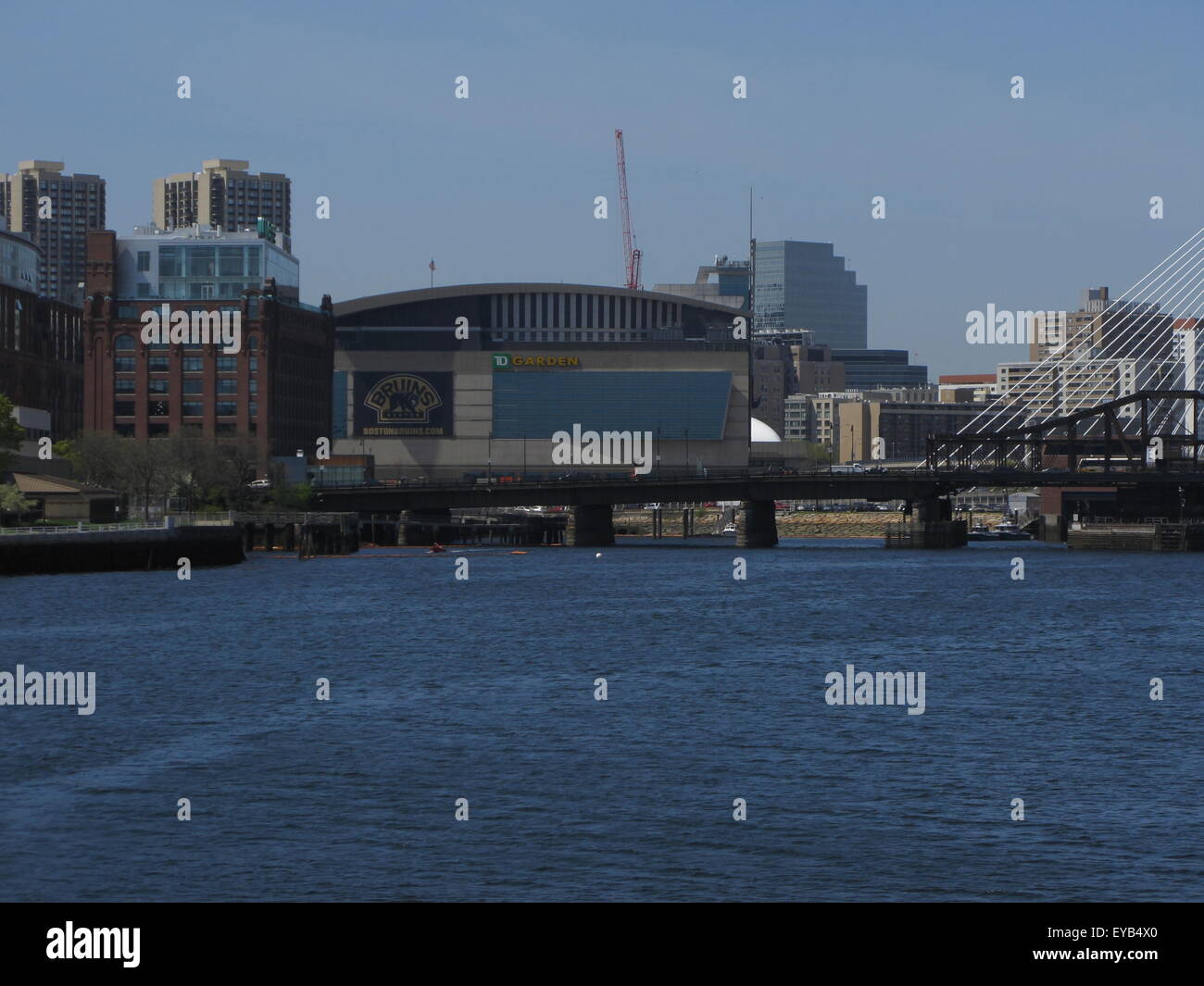 TD Garden, Boston, Massachusetts, sede dei Bruins, visto dall'acqua Foto Stock