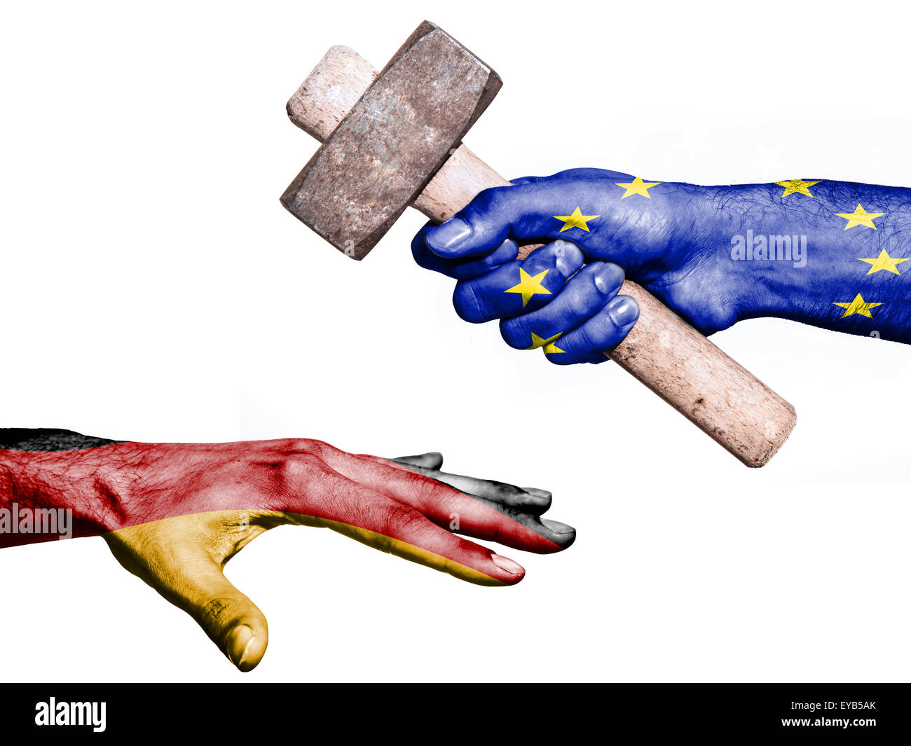Bandiera dell'Unione europea sovrastampato su una mano che tiene un martello pesante di colpire una mano che rappresenta la Germania. Immagine concettuale fo Foto Stock