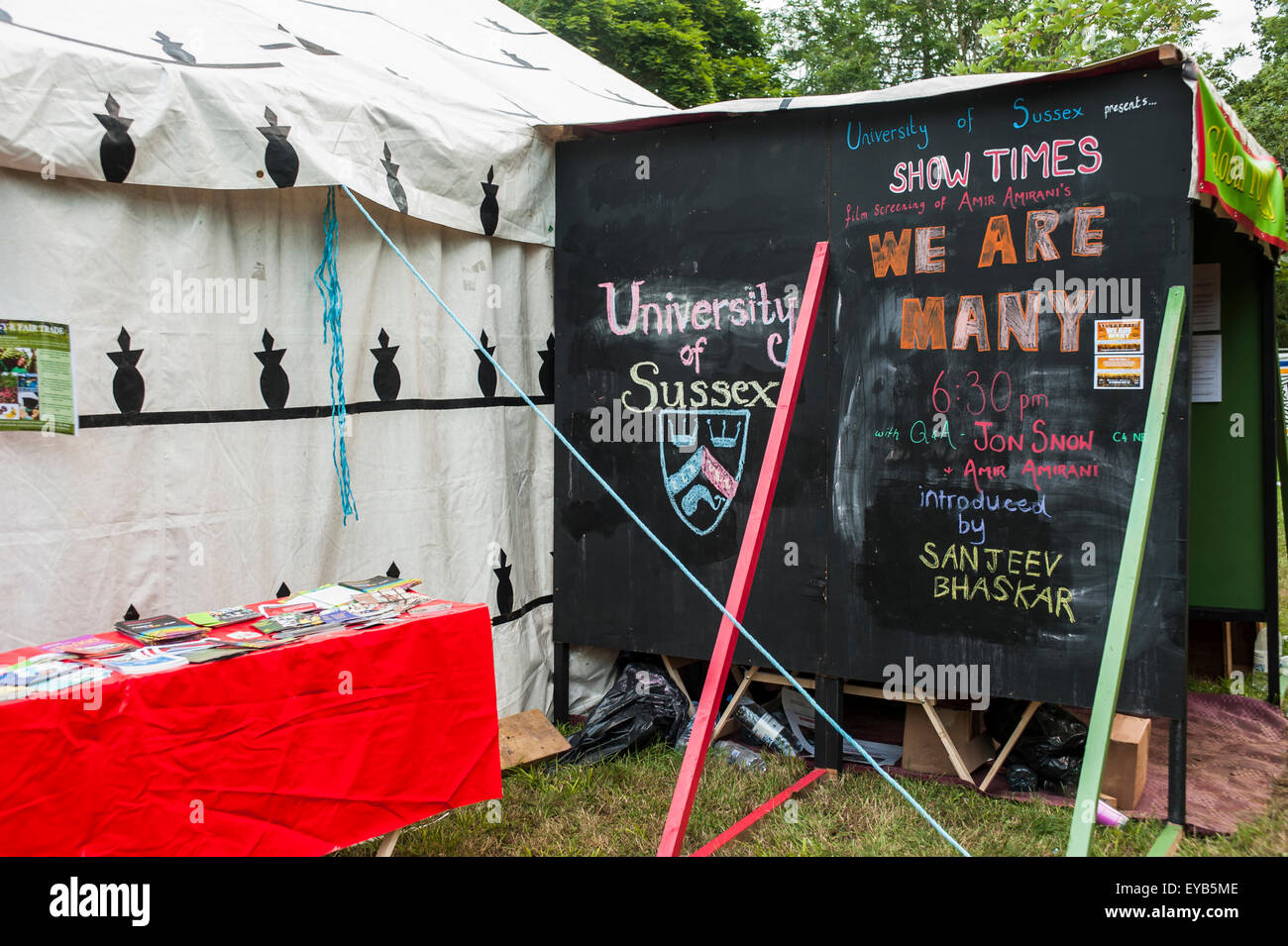 Malmesbury, Wiltshire, Regno Unito. Xxv Luglio, 2015. L'Università del Sussex presenta una proiezione film del regista Amir Amirani's exposé della guerra in Iraq nel Global Voices tenda durante il secondo giorno del WOMAD festival di musica a Charlton Park, Inghilterra, Regno Unito. La proiezione del film è stata seguita da una sessione di domande e risposte con il regista Amir Amirani e Jon Neve di Channel 4 News. Credito: Francesca Moore/Alamy Live News Foto Stock