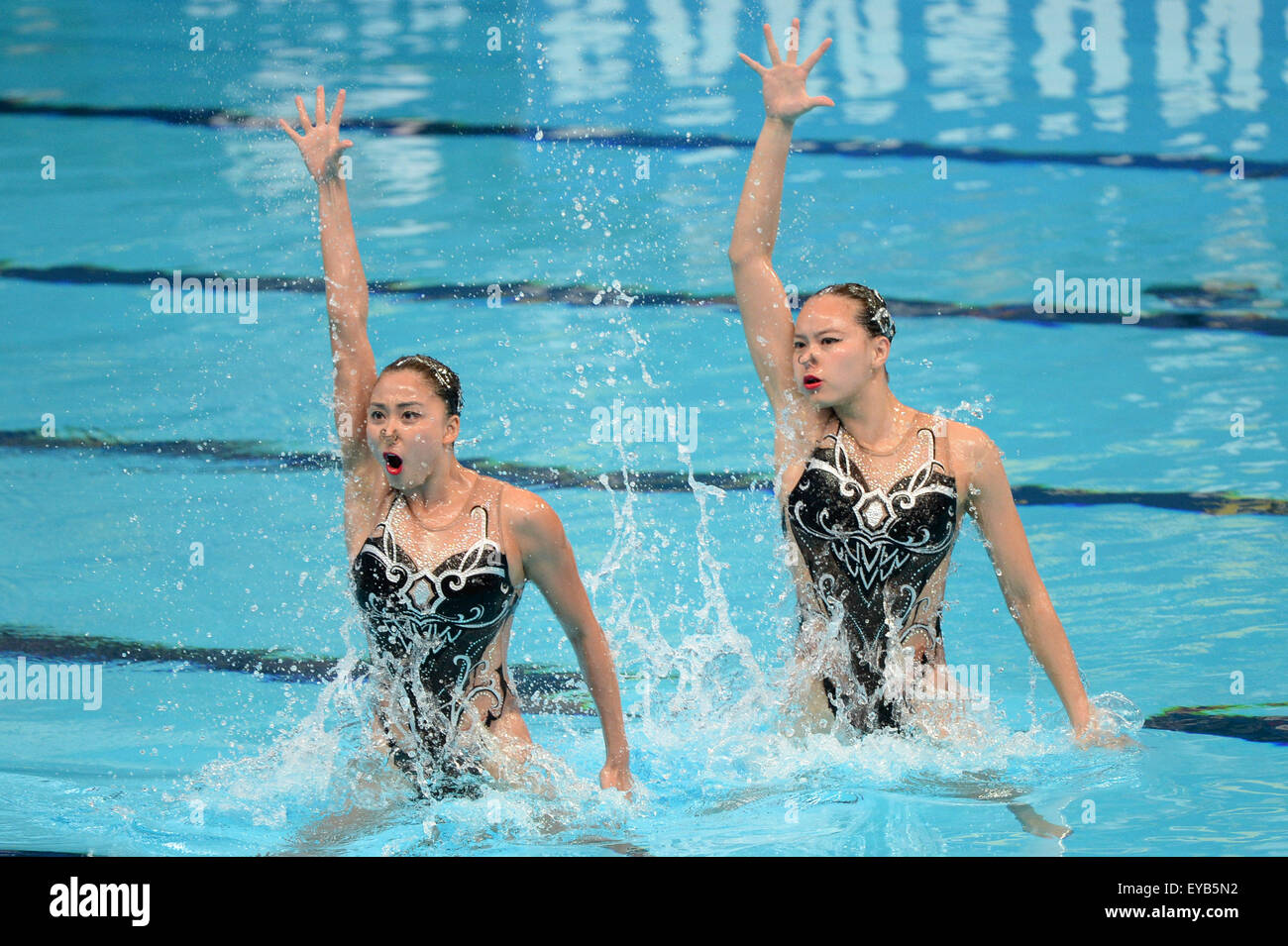 Kazan. 26 Luglio, 2015. Huang Xuechen e Sun Weyan della Cina competere durante il duetto tecnico di nuoto sincronizzato eliminatorie a Campionati del Mondo di nuoto FINA a Kazan, Russia, luglio 26, 2015 © Pavel Bednyakov/Xinhua/Alamy Live News Foto Stock