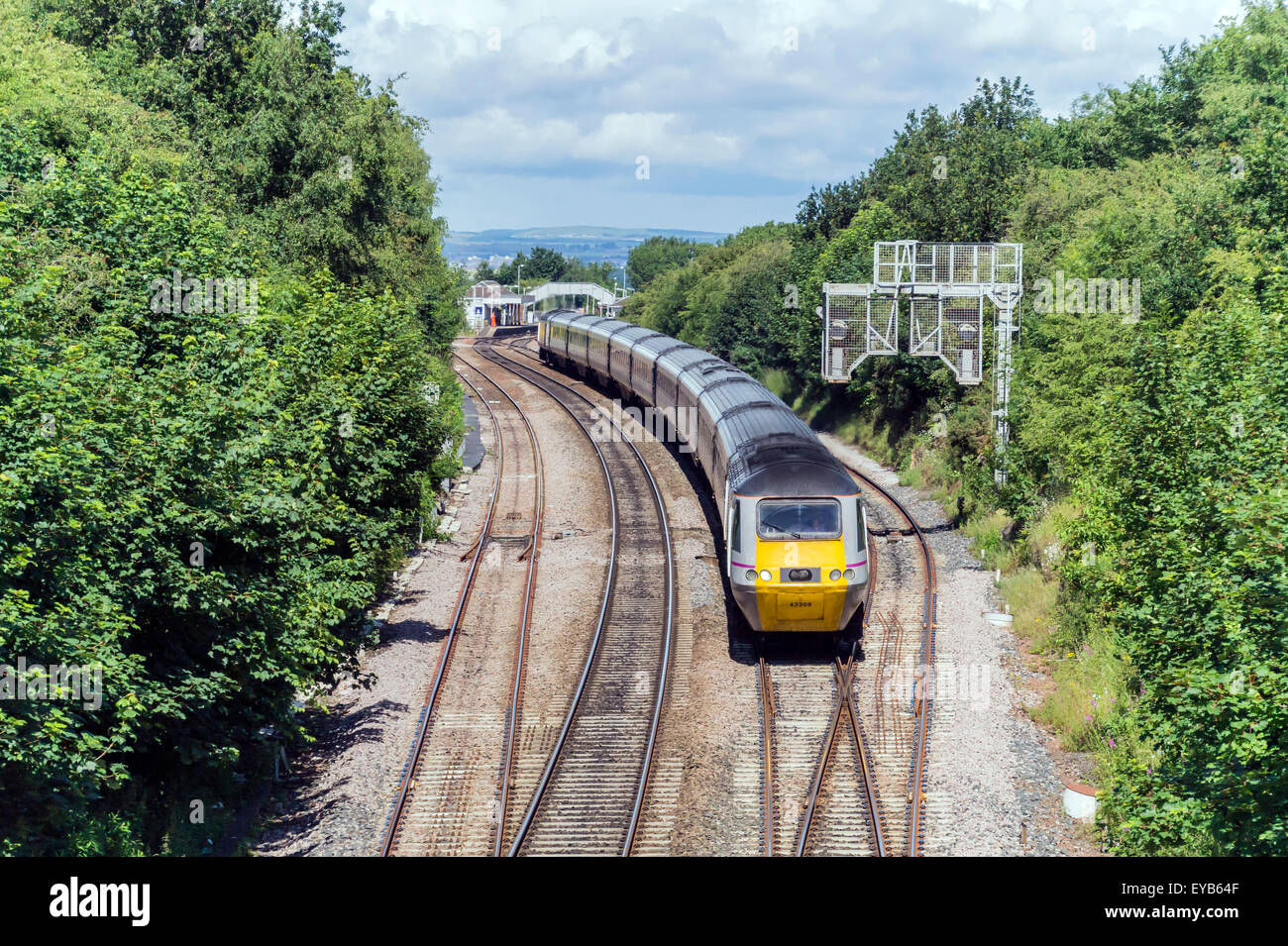 Virgin Trains costa orientale di un treno ad alta velocità in direzione di Londra da Aberdeen a sud di Dalmeny stazione ferroviaria in Scozia Foto Stock