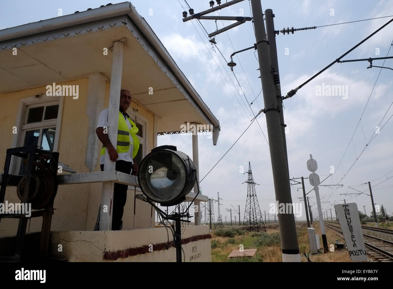 Un presidiato di attraversamento ferroviario in Gobustan area in Azerbaigian Foto Stock