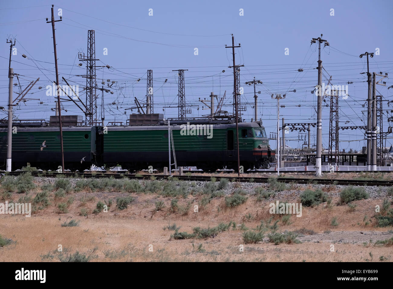 Un treno nella zona di Gobustan Azerbaijan Foto Stock