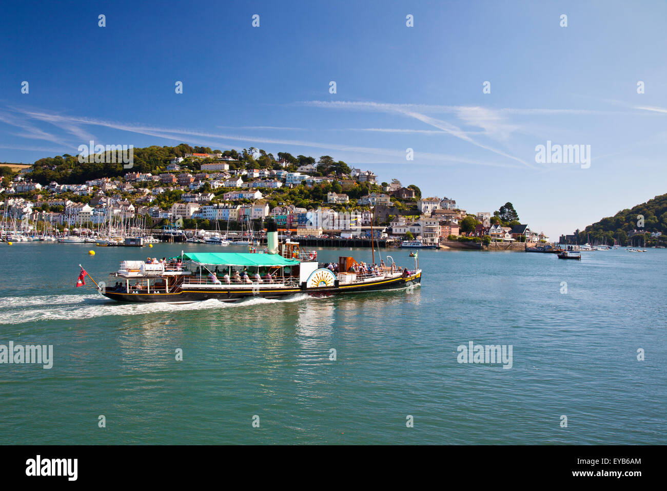 Il restaurato battello a vapore "Kingswear Castle' passando Kingswear sul fiume Dart, Devon, Inghilterra, Regno Unito Foto Stock