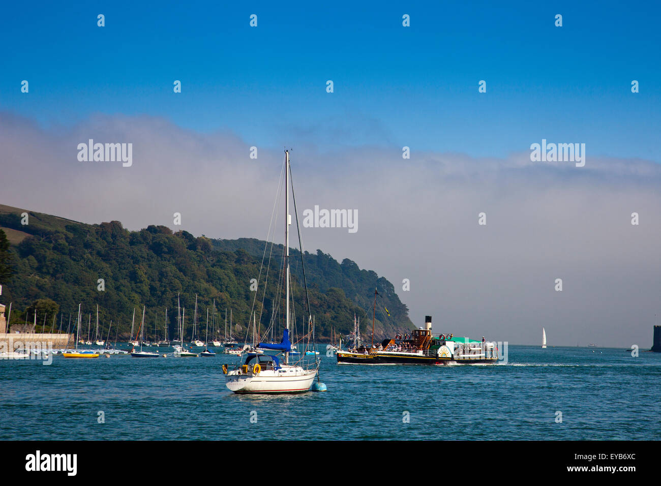 Il restaurato battello a vapore "Kingswear Castle' avvicinamento Dartmouth sul fiume Dart, Devon, Inghilterra, Regno Unito Foto Stock