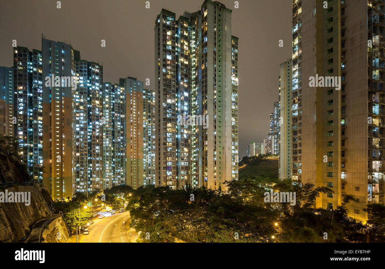 Vista guardando oltre la zona densamente popolata di Sai Wan Ho di notte, sull'Isola di Hong Kong. Foto Stock