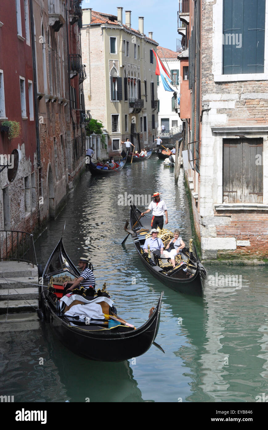 Italia Venezia San Marco regione - stretto canale off Canale Grande - tourist gondola la congestione del traffico - la luce solare + ombre Foto Stock