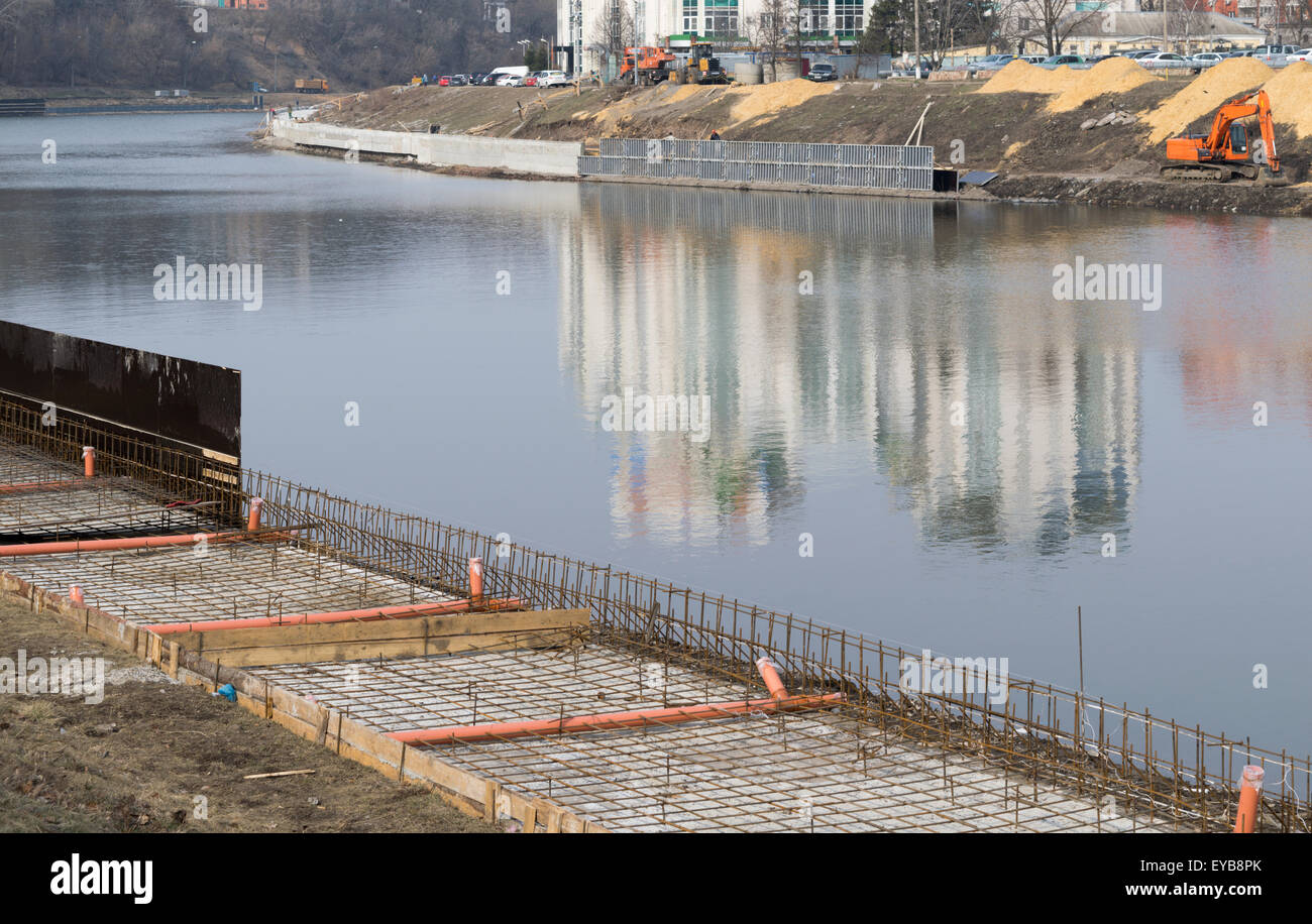 La ricostruzione degli argini del fiume nel centro della città Foto Stock