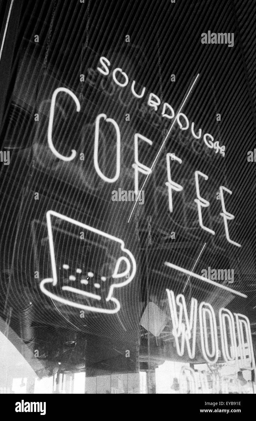 Coffee shop segno al neon, girato su pellicola in bianco e nero Foto Stock